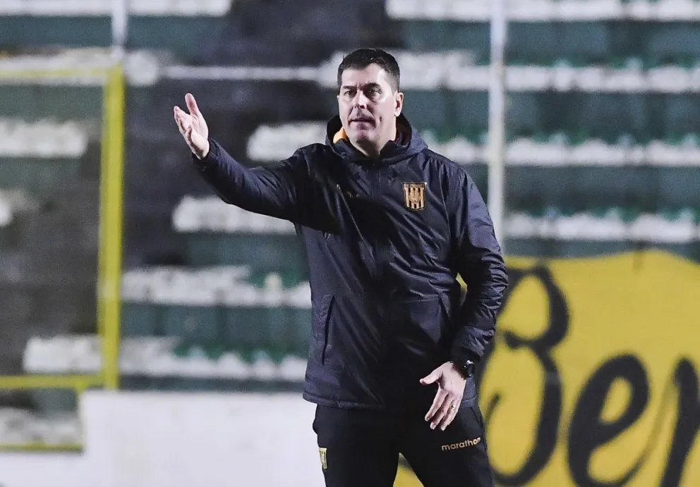 Ismael Rescalvo, el técnico de The Strongest, da instrucciones a sus jugadores en el partido con San Antonio. Foto: APG