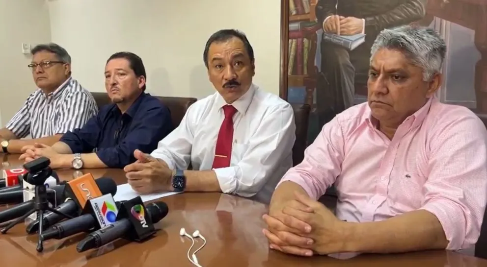 Vicente Cuéllar, al centro, durante su pronunciamiento. Foto: Captura de video