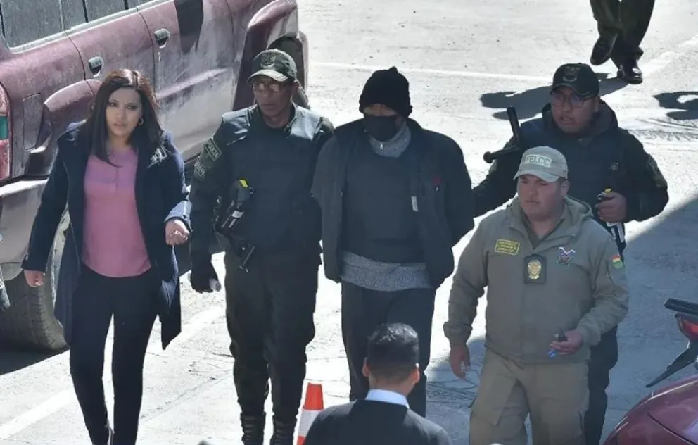 Policías custodian a Joel P.G., principal sospechoso del crimen. Foto: Archivo APG