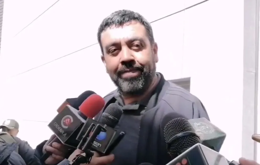 El viceministro de autonomías, Álvaro Ruiz, en un breve contacto con la prensa. Foto: Captura de video