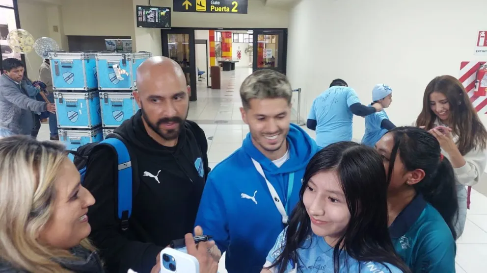 Patricio Rodríguez atiende a la afición celeste en El Alto. Foto: Sports 360.