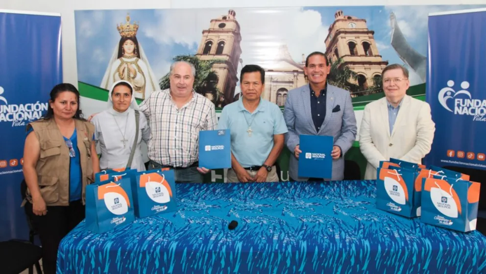 Firma del compromiso.    Foto: Fundación Nacional Vida Segura
