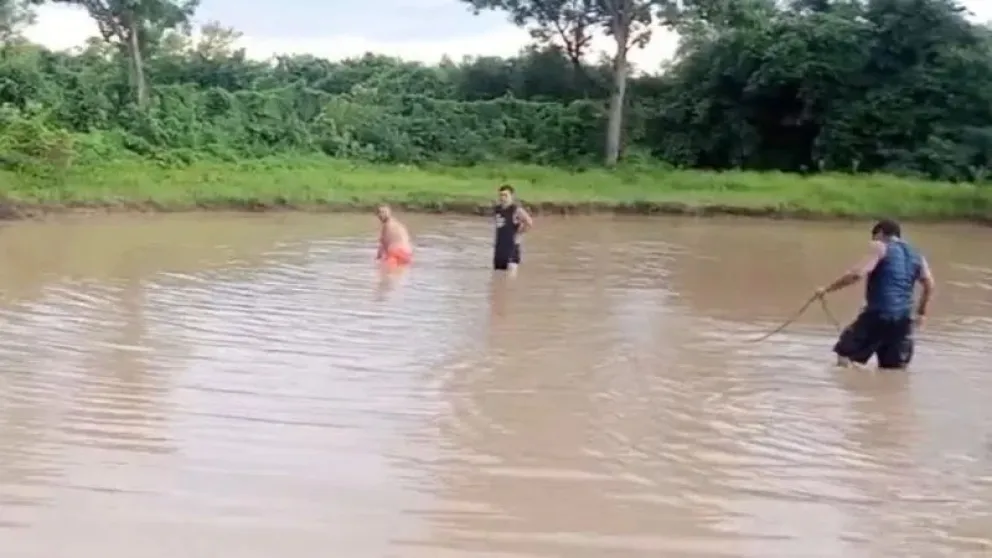 Los menores de edad se encontraban en una poza en Pailón, el trágico hecho ocurrió cerca de las 13:00. Foto: Captura de video