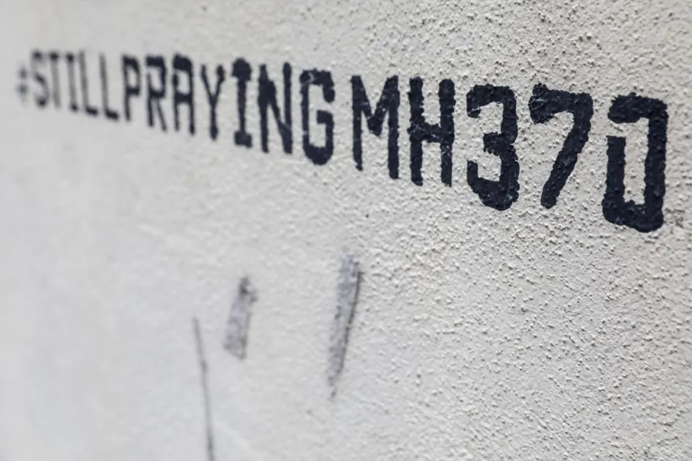 Un mural por la desaparición del avión malasio MH370. Foto: EFE