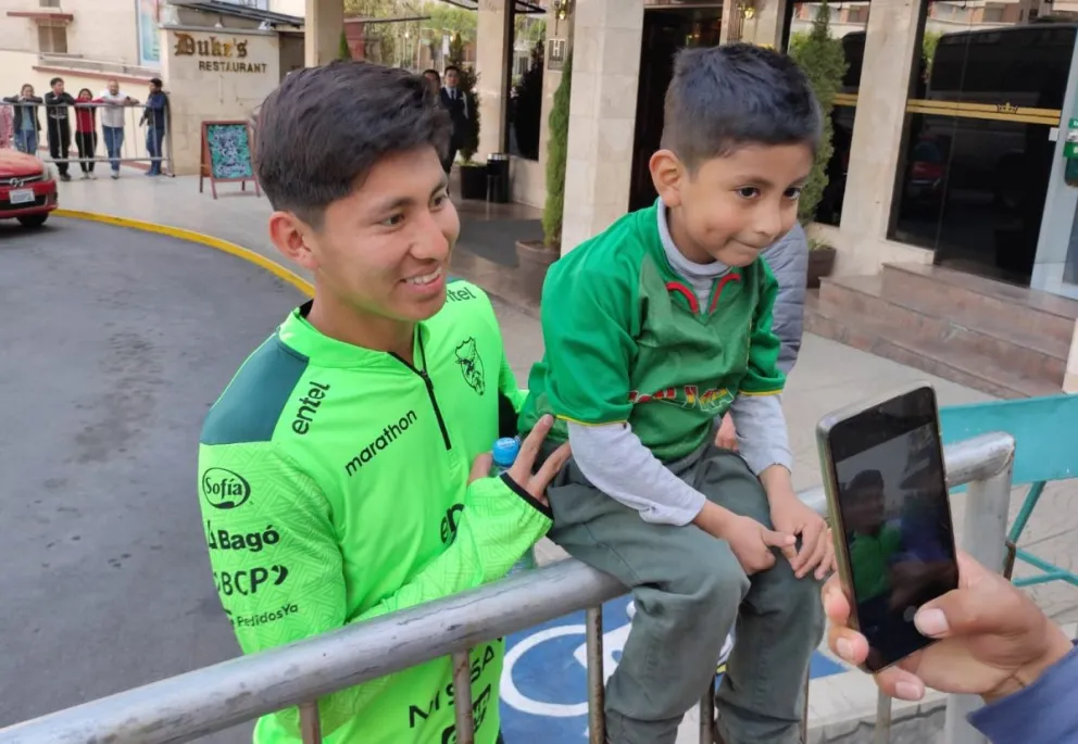 Miguelito Terceros junto a un niño en su última visita a La Paz. Foto: Archivo Sports 360.