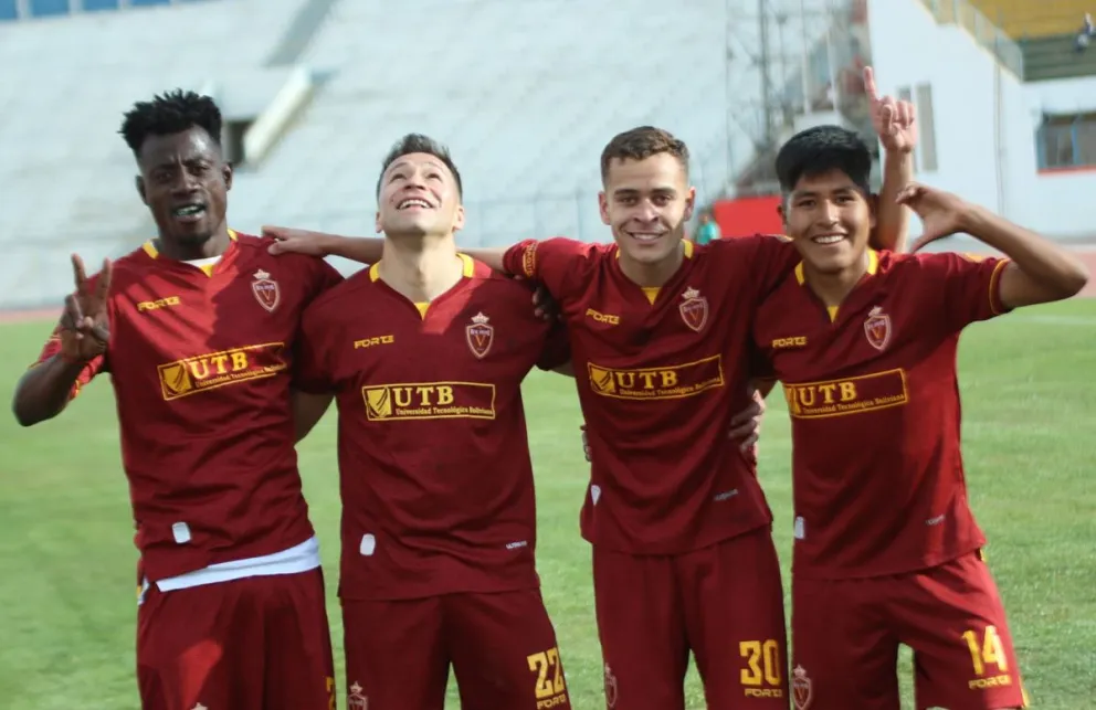 Jugadores de Totora Real Oruro que esta tarde buscarán dar la sorpresa en Santa Cruz. Foto:RO