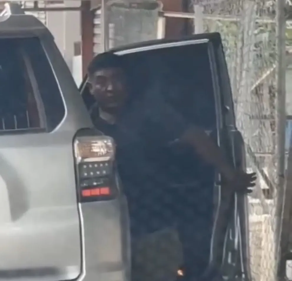 El policía de apellido Huanca, de Diprove, sorprendido con el auto robado en el que fue a un lenocinio. Foto: Captura de video.