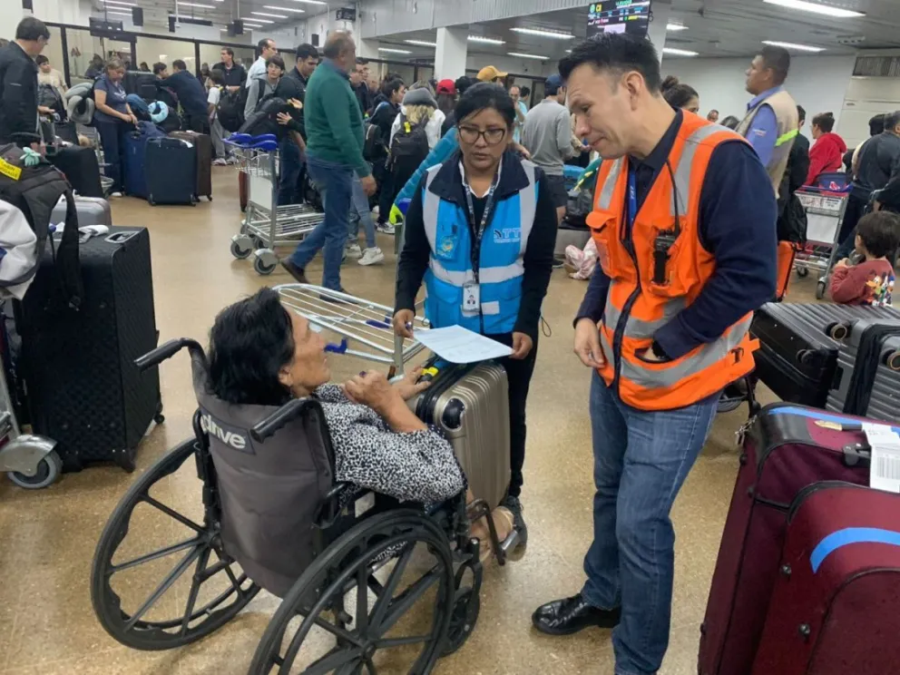Funcionarios de la ATT orientan a los afectados por el retraso en el vuelo de Boa. Foto: ATT.
