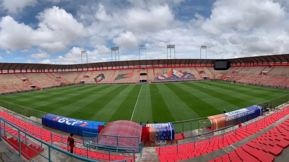 Una vista interior del estadio Municipal de El Alto, en el barrio de Villa Ingenio. Foto: Alejandro Apaza