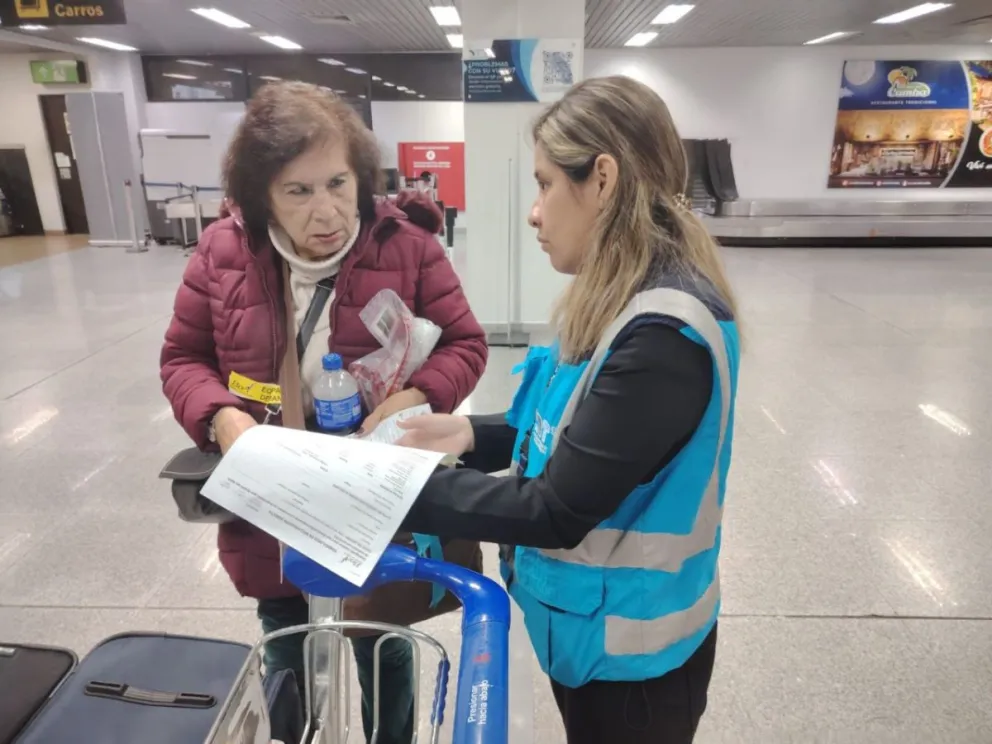 Una pasajera de Boa recibió ayuda de personal de ATT sobre un vuelo retrasado el año pasado. Foto. APG