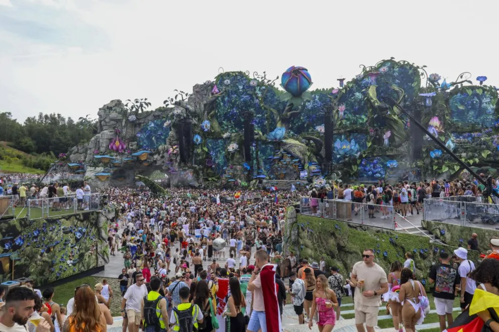 Asistentes de Tomorrowland disfrutan de la edición 2024 del festival. Foto: EFE