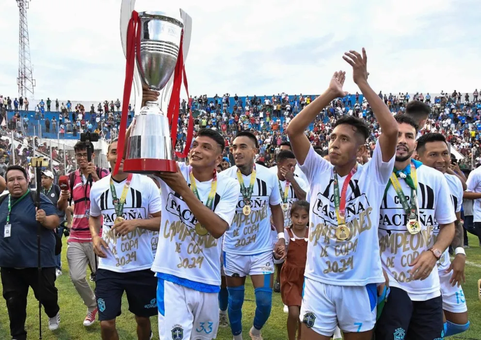 El festejo en el estadio Carlos Villegas después de ganar el primer torneo de 2024. Foto: APG