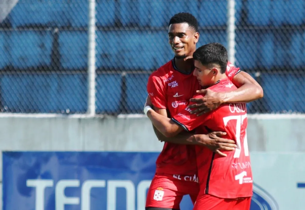 Moreno y Castillo de Real Santa Cruz celebran el segundo tanto de los cruceños. Foto: APG