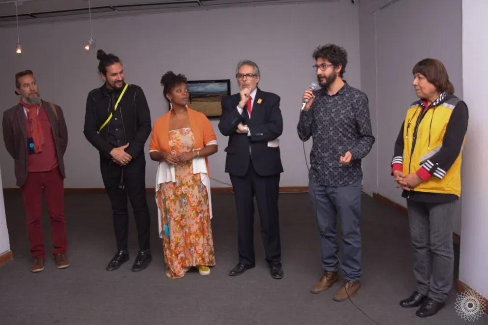 Bedoya (al centro, de negro), en una inauguración en el MNA.  FOTO: Facebook de José Bedoya