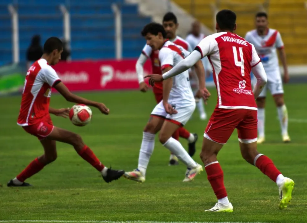 Incidencia del partido entre Nacional Potosí y FC Universitario que se jugó el viernes por la tarde en el estadio Víctor Agustín Ugarte. Foto: APG