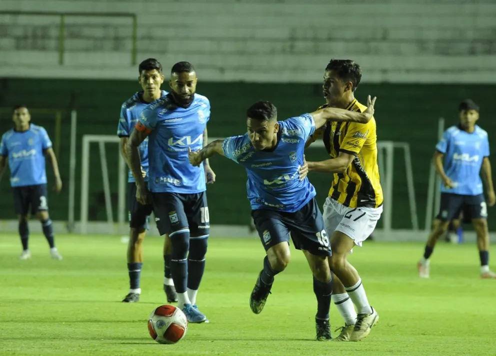 Fernando Arismendi (centro), de Blooming, se escapa a la marca de Dilan Saavedra, de The Strongest. Foto. APG