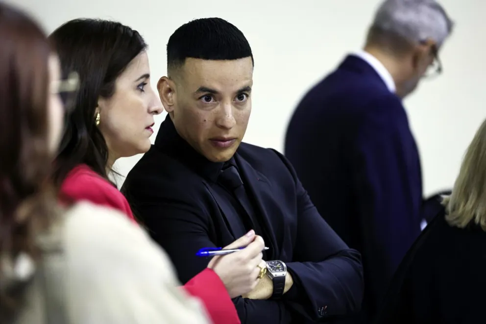 El reguetonero puertorriqueño Daddy Yankee, reacciona durante una audiencia este viernes, en San Juan (Puerto Rico). Foto: EFE