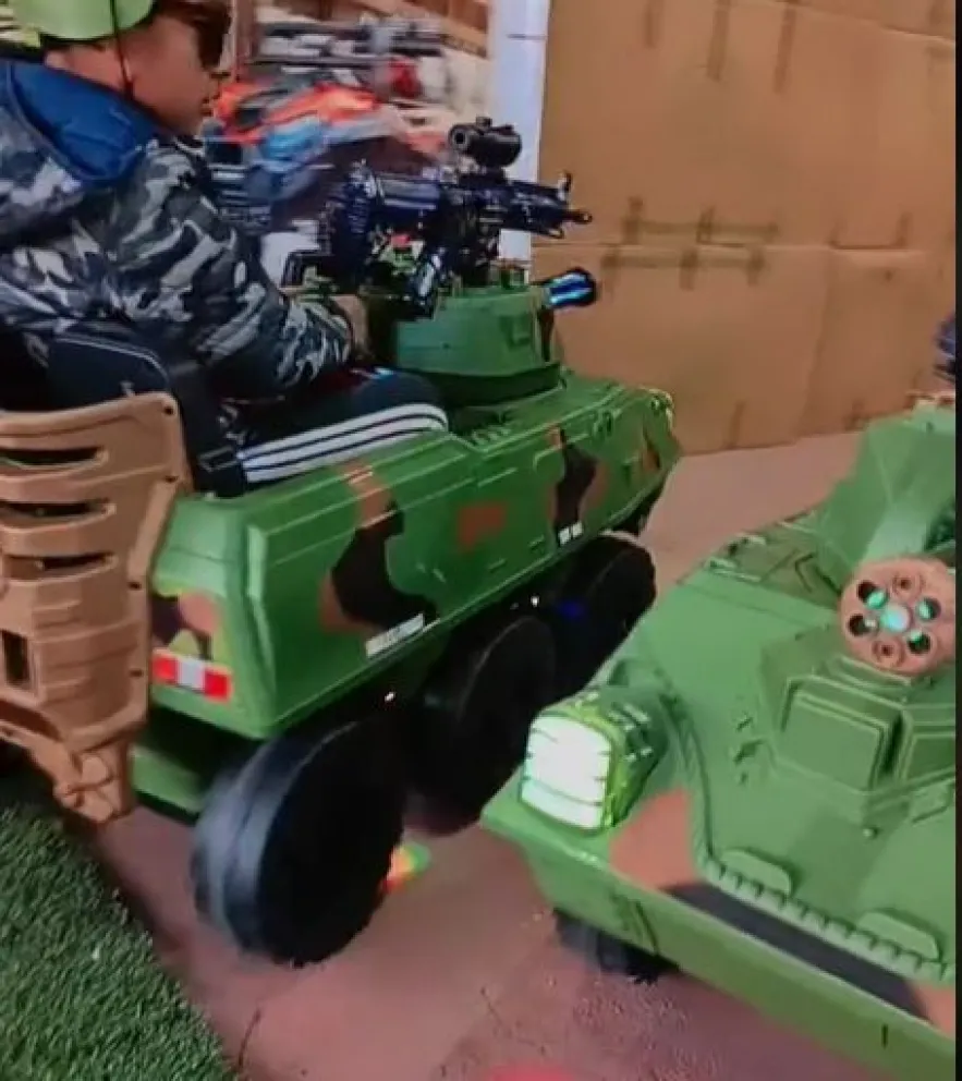 Captura de pantalla del video en el que se ve el tanque de juguete Zúñiga. FOTO: Tik Tok