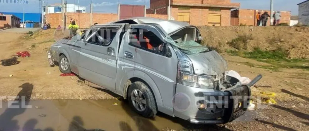 Uno de los vehículos involucrados en el fatal accidente, ocurrido en la carretera La Paz-Oruro. Foto: Unitel