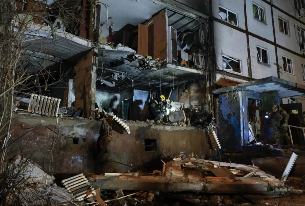 Equipos de rescate trabajan en un edificio alcanzado por un proyectil en Járkov. Foto: EFE