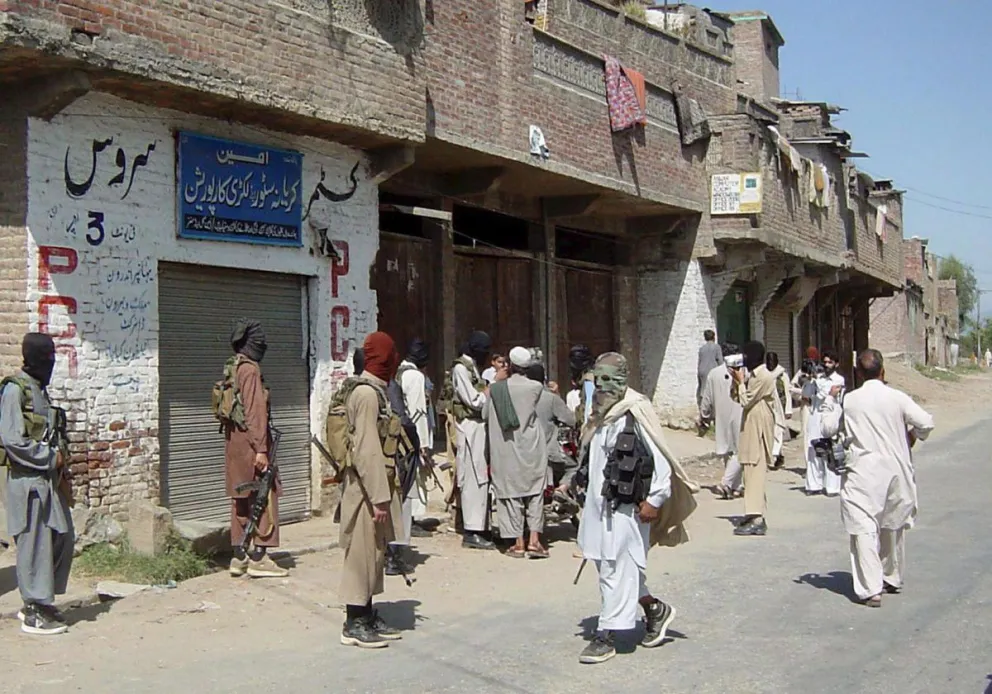 Imagen de archivo de un grupo de talibanes patrullando por un pueblo paquistaní. Foto: EFE