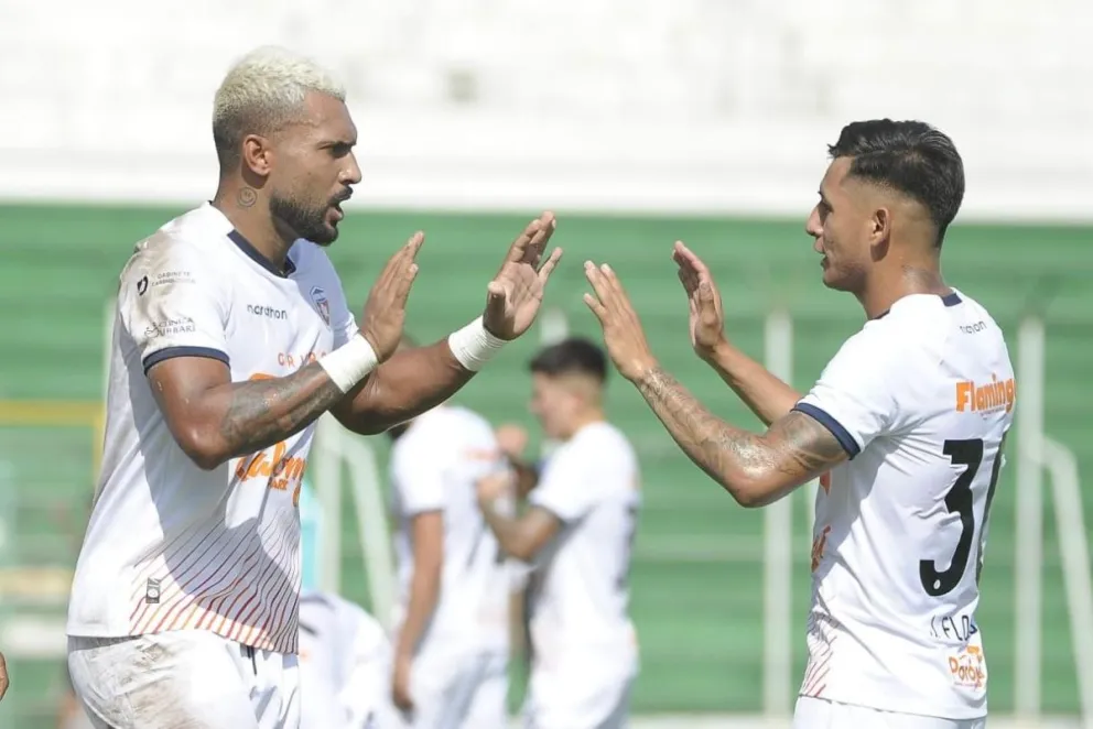 Matheus Alves (izq.), autor del tercer gol de Royal pari, es felicitado por José Flores. Foto APG