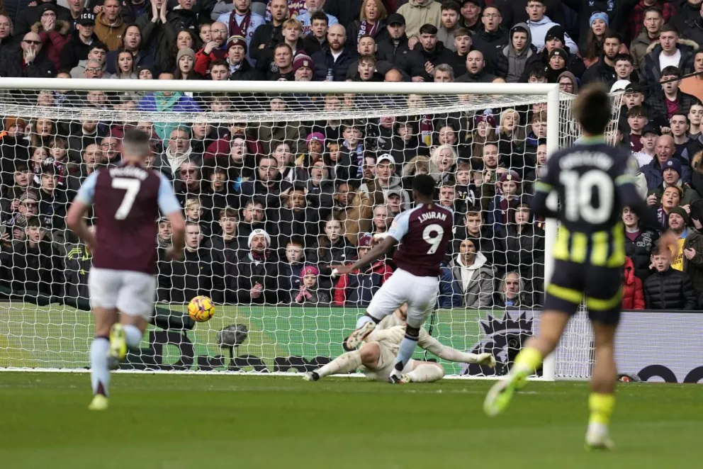 John Durán (9) convierte un gol para el Aston Villa. Foto: EFE