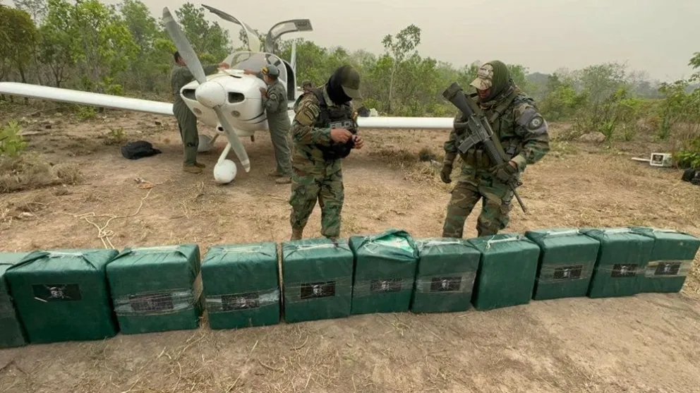 Paquetes de cocaína secuestrados antes del despegue de una narcoavioneta. Foto: Felcn.