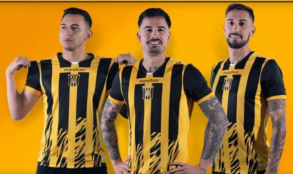 La camiseta de local de The Strongest para 2025 la muestran Miranda (izq.), Viscarra y Ursino. Foto: Marathon