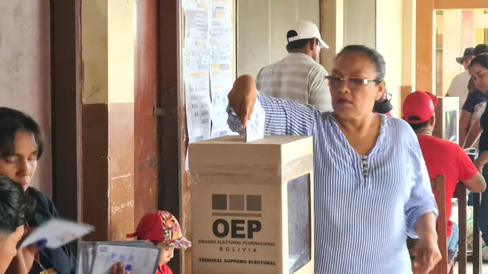Una ciudadana emite su voto en las elecciones judiciales. Foto: TSE.