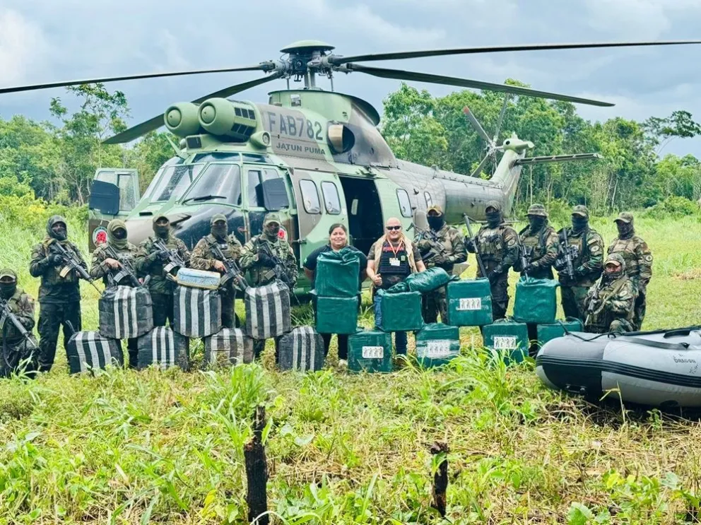 Los efectivos antidroga con la cocaína secuestrada en Beni. Foto: Fiscalía de Beni.