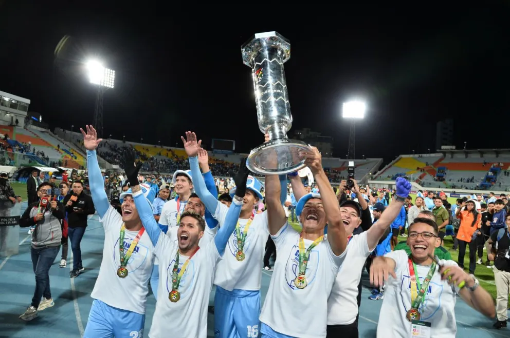 La celebración de los celestes en el estadio Félix Capriles. Bolívar es campeón 2024. Foto: APG.