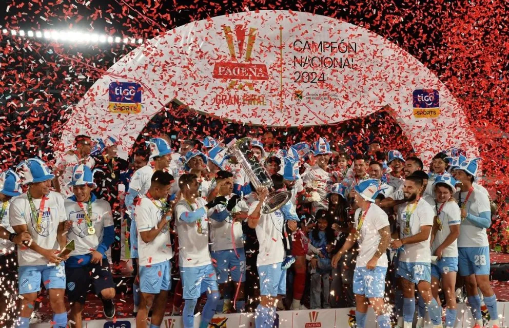 El plantel de Bolívar celebra el título nacional con el trofeo en manos. Foto: APG. 