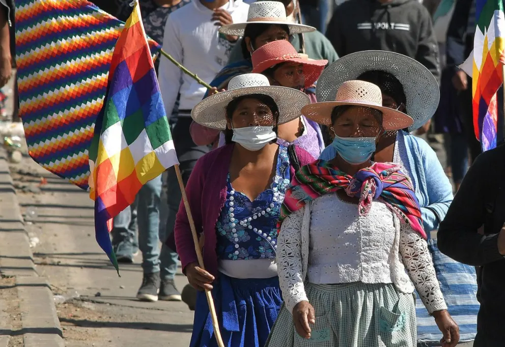 Fotografía de archivo fechada el 04 de agosto de 2020 que muestra mujeres protestando contra el aplazamiento de las elecciones bolivianas en Sacaba (imagen referencial). Foto: EFE