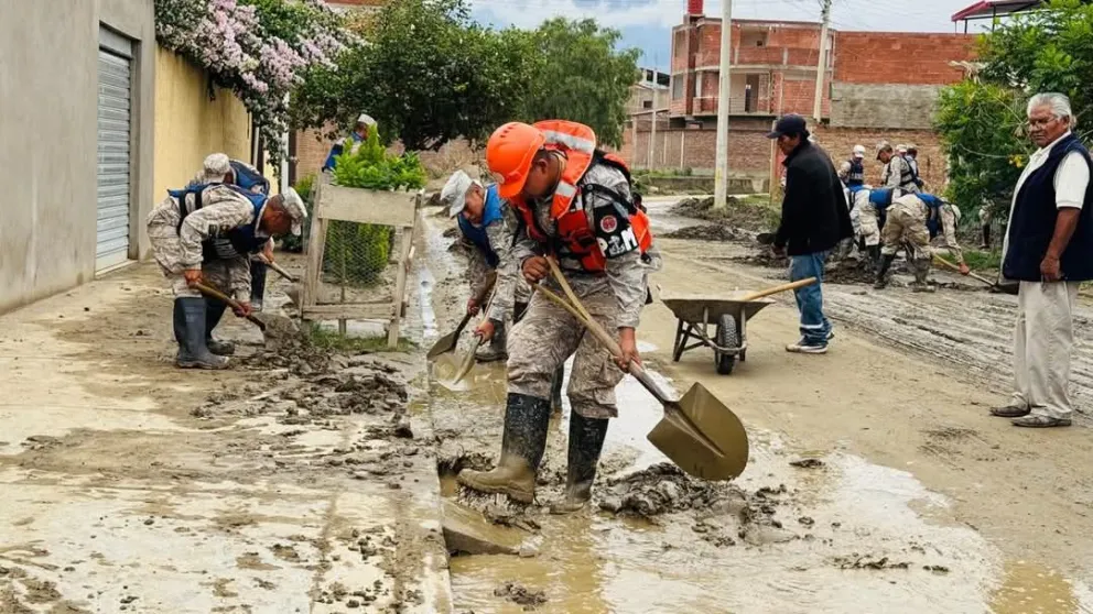 Militares limpian una vía luego de las lluvias en una imagen de archivo. Foto: ABI