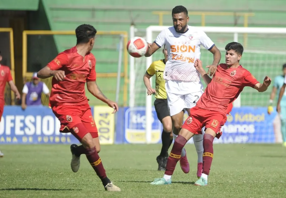 Incidencia del partido jugado el sábado en Santa Cruz en el que Royal Pari goleó a Totora Real Oruro. Foto. APG