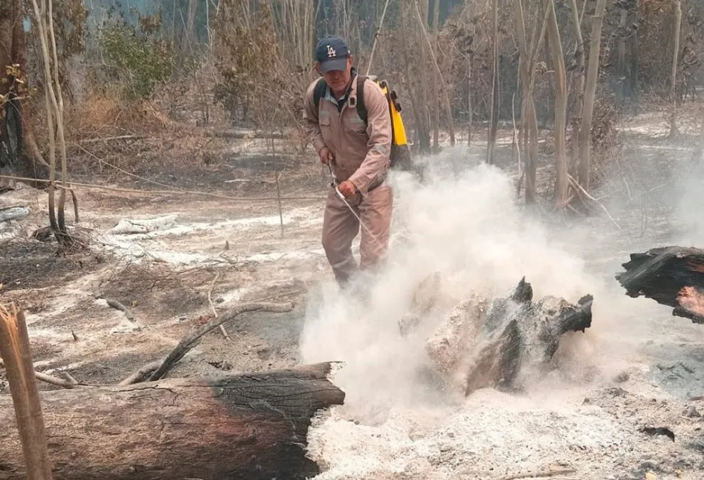 Un bombero realiza su trabajo en Beni. Foto: Gobernación de Beni 
