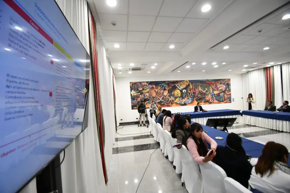 Arce y los periodistas, en la Casa Grande del Pueblo. Foto: APG 