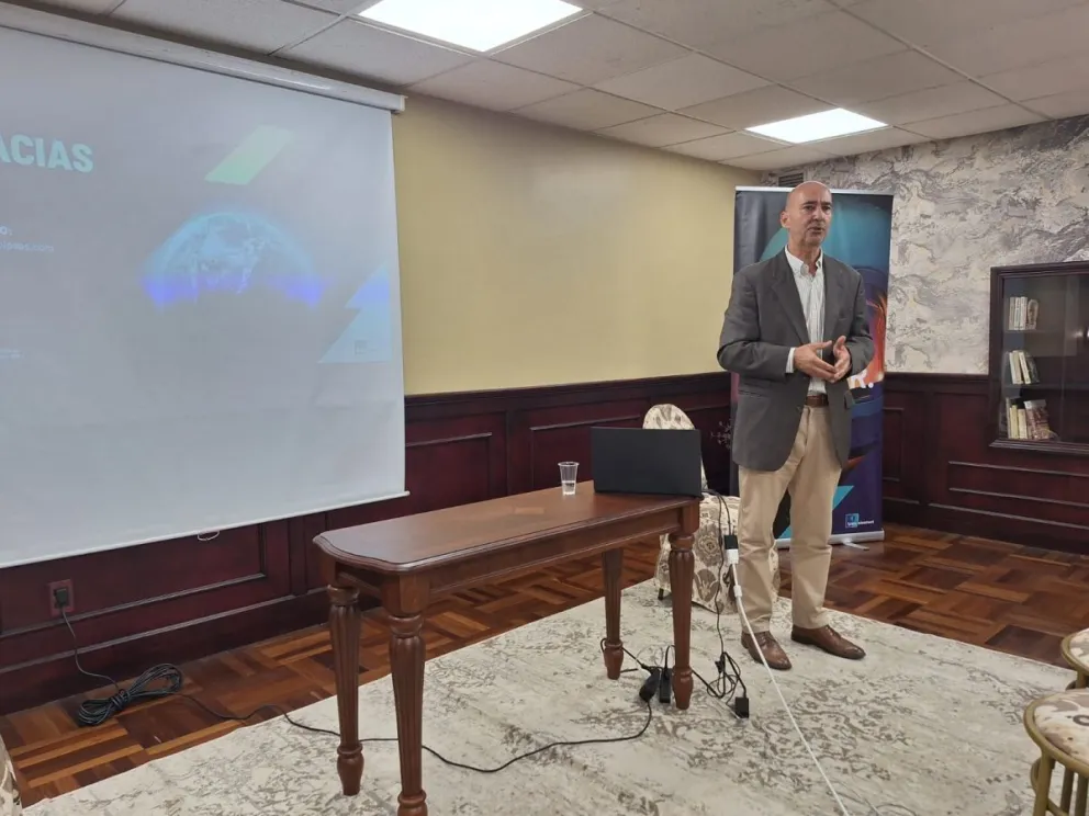 Luis Garay da a conocer los resultados del estudio de la empresa sobre Bolivia. Foto: Marco Belmonte