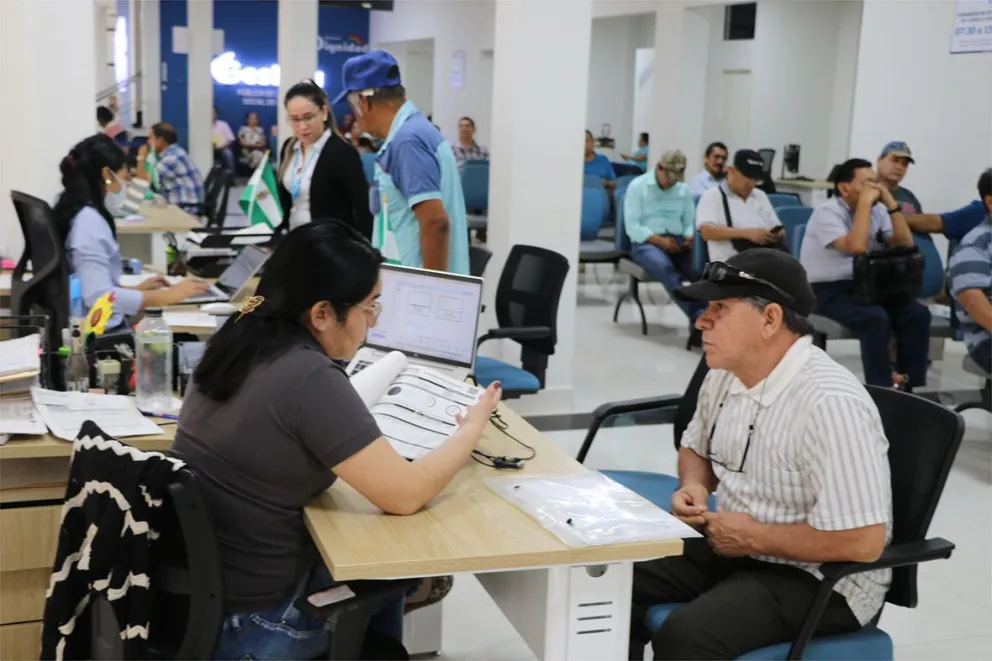 Una funcionaria de la Gestora atiende la solicitud de un jubilado en oficinas de la entidad. Foto: Gestora