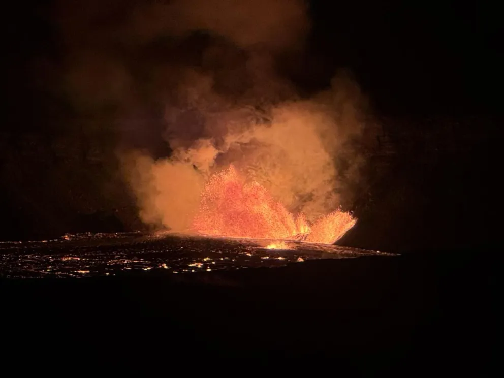 El volcán Kilauea, uno de los más jóvenes y activos de Hawái (EEUU), hizo erupción en la mañana de este lunes. Foto: EFE/ Servicio Geológico de EE.UU. (USGS)
