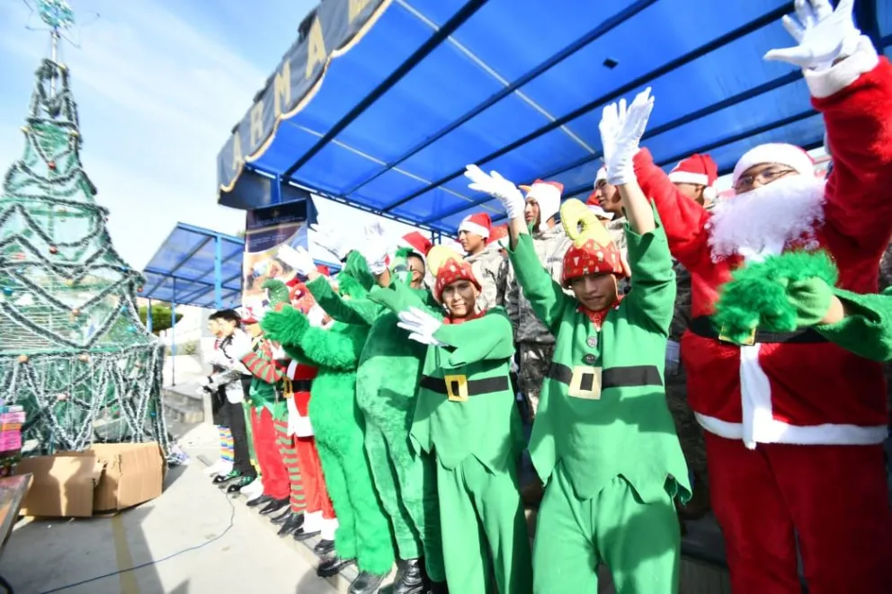 La Armada Boliviana entregó juguetes y organizó una chocolatada a los niños de escasos recursos. Foto. APG