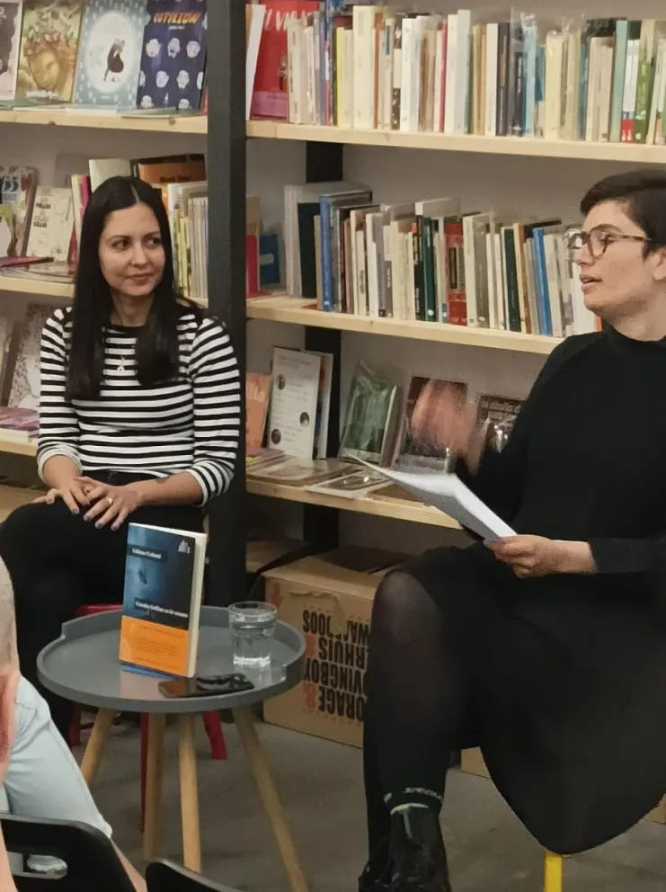 Colanzi en un conversatorio sobre su libro. FOTO: Facebook de Liliana Colanzi