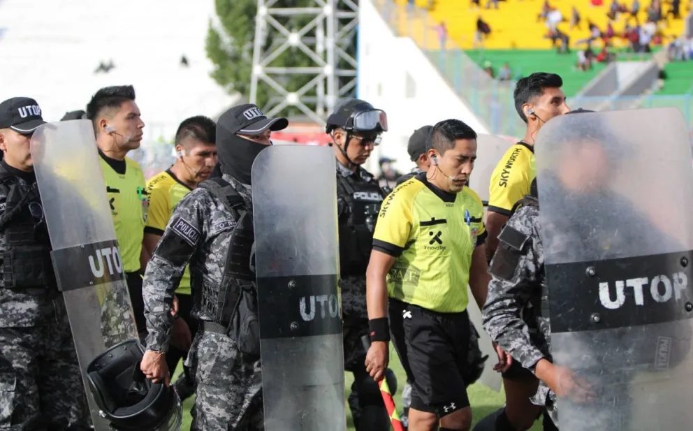 El momento que se retira el juez Gabriel Mendoza del campo de juego. Foto: APG