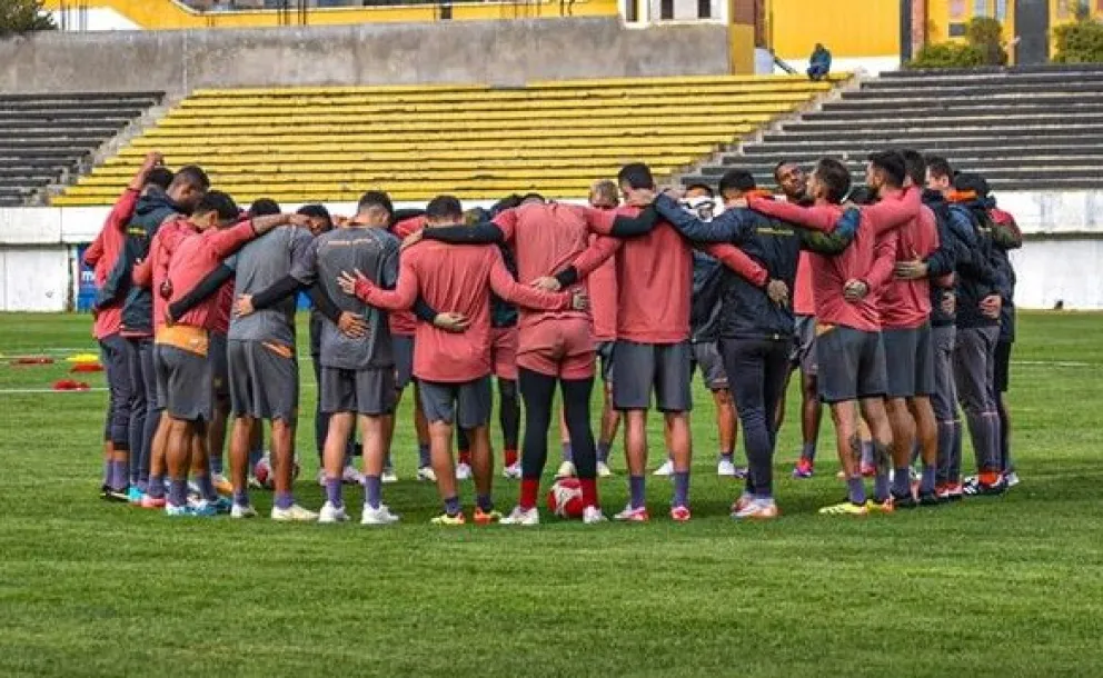 Jugadores de The Strongest antes de empezar un entrenamiento en su estadio de Achumani. Foto: club The Strongest