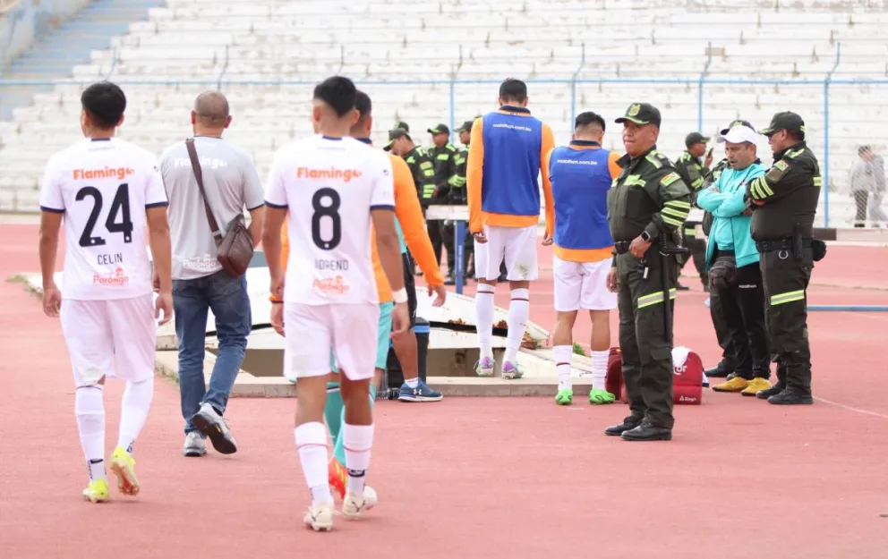 Jugadores de Royal Pari van camino a su vestuario antes de que acabe el partido en Oruro. Foto: APG 