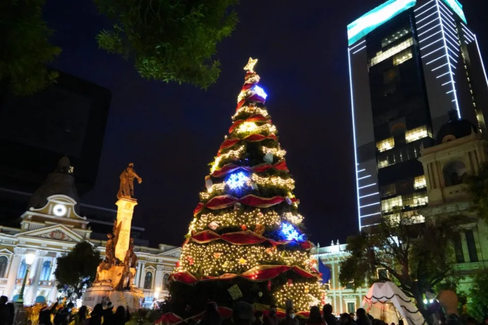 El árbol de Navidad en la Plaza Murillo. Foto: ABI