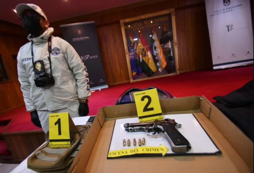 La Policía presenta una de las armas utilizadas por los delincuentes para robar. Foto: APG