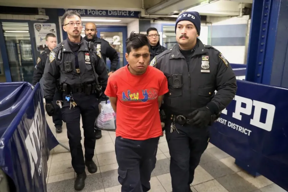 El atacante de una mujer este domingo, en Nueva York, tras ser detenido. Foto: @america