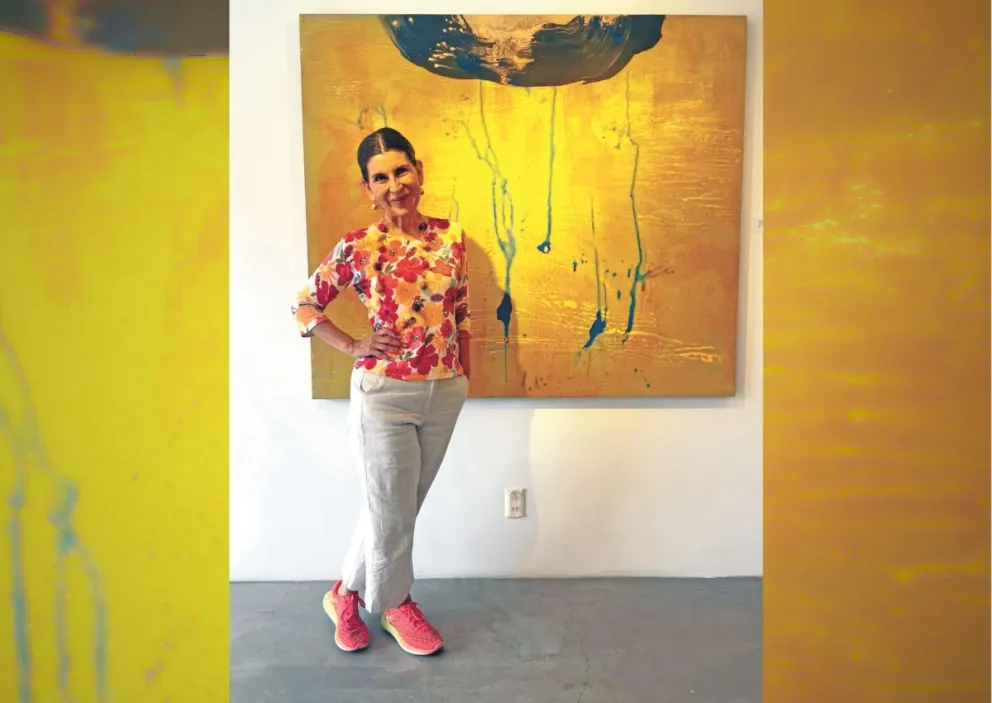 Patricia Mariaca junto a la obra Lluvia de estrellas. Fotos: Ignacio Vera de Rada